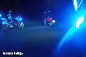 policjanci kontrolują motocyklistę