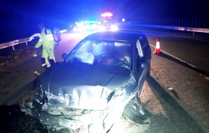 Na zdjęciu został przedstawiony rozbity pojazd, należący do nietrzeźwego kierowcy.