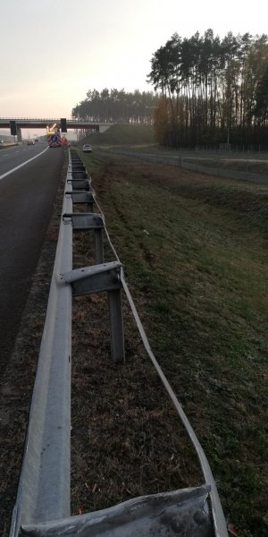 Zdjęcie przedstawia uszkodzoną barierkę na drodze ekspresowej S3.