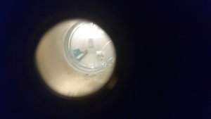 Zdjęcie przedstawia wizjer przez który widoczne jest wnętrze celi.