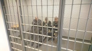 Zdjęcie przedstawia trzech zatrzymanych przebywających w areszcie tymczasowym.