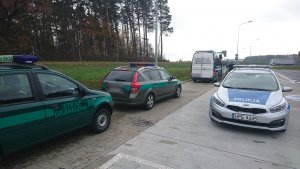 Na zdjęciu widoczne są pojazdy Policji, Straży Granicznej oraz Inspekcji Transportu Drogowego.