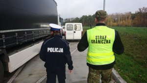 Na zdjęciu Służba Celna oraz Policja dokonuje kontroli busa oraz pojazdu ciężarowego.