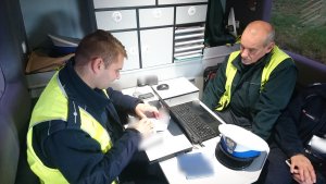 Zdjęcie przedstawia dwóch funkcjonariuszy Inspekcji Transportu Drogowego podczas służby.