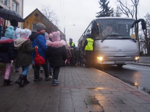dzieci stojące obok autobusu
