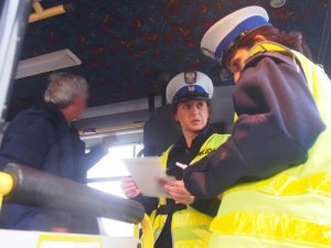 policjanci rozmawiający z kierowcą autobusu