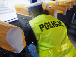 policjantka kontrolująca autobus
