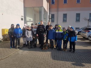 policjanci z dziećmi przy Komendzie Powiatowej Policji w Świebodzinie
