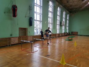hala gimnastyczna z uczestnikami próbnego testu sprawności fizycznej