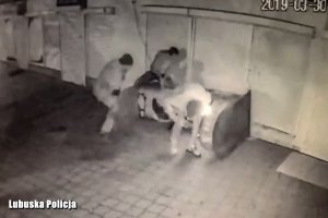 zdjęcie z monitoringu na mężczyzn niszczących automat