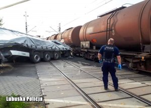 policjant stojący przy pociągu