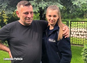 ojciec, emerytowany policjant, wraz z córką policjantką