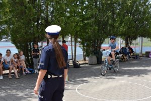 policjantka przeprowadzająca egzamin na kartę rowerową