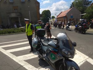 Policjant i Inspektor Transportu Drogowego przy motocyklu