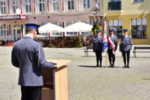 Przemówienie Komendanta Powiatowego Policji w Świebodzinie, w tle poczet sztandarowy