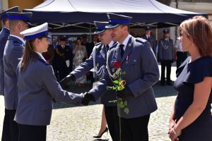 Gratulacje z okazji pierwszego awansu oraz wręczanie aktów mianowania przez Komendanta Powiatowego Policji oraz Zastępcę Komendanta Wojewódzkiego Policji