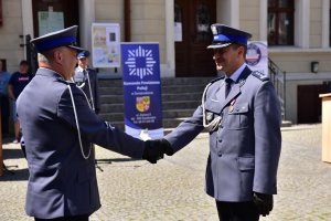 Gratulacje z okazji awansu Komendanta Powiatowego Policji na stopien inspektora składa Zastępca Komendanta Wojewódzkiego Policji w Gorzowie Wlkp.
