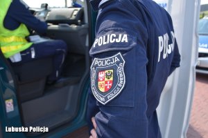 Ręka policjanta z naszywką Komendy Powiatowej Policji w Świebodzinie