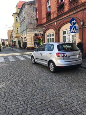 samochód zaparkowany przed pasami