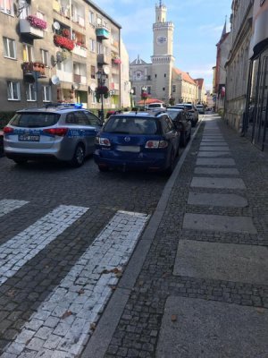 samochody zaparkowane przed pasami