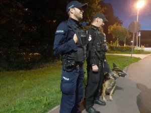 W nocy patrol policjantów wraz z psem służbowym