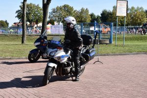 motocykl policyjny zabezpieczający bieg