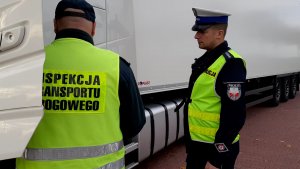 Inspekcja Transportu Drogowego i Policja kontrolują ciężarówkę