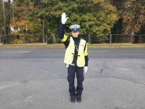 Policjantka daje znak stop