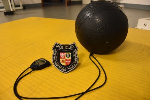 piłka lekarska i naszywka Komendy Powiatowej Policji w Świebodzinie