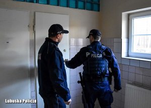 dwóch policjantów przy drzwiach w budynku