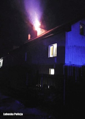 wydobywający się ogień z komina budynku mieszkalnego
