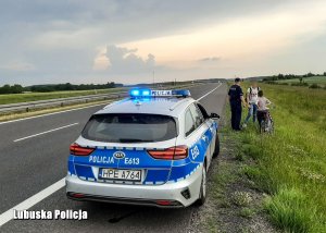 Radiowóz, policjant i dwoje rowerzystów na S3