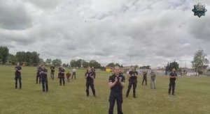 policjanci stojący na boisku