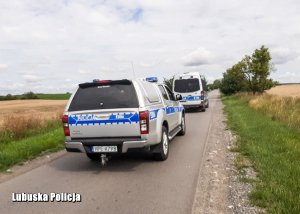 Pojazdy policyjne którymi przyjechały oddziały policji szukać zaginionego