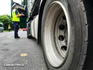 Policja wraz z Inspekcją Transportu Drogowego kontroluje pojazd ciężarowy