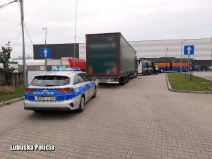Policjant z ITD kontrolują ciężarówkę w mieście