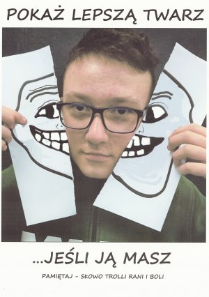 Twarz mężczyzny, który przykłada z dwóch stron kartki, które przepoławiają rysunek prześmiewczej twarzy