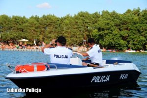 łódka policyjna na wodzie