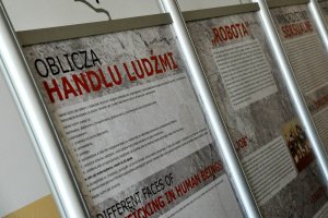 Plakaty w stojakach z opisem rodzaju handlu ludźmi