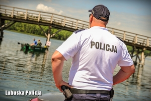 Policjant obserwujący jezioro