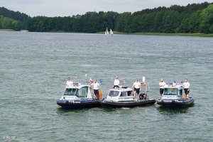 Trzy policyjne motorówki na jeziorze