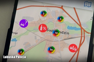 telefon leżący z otwartą krajową mapą zagrożeń bezpieczeństwa na świebodzinie