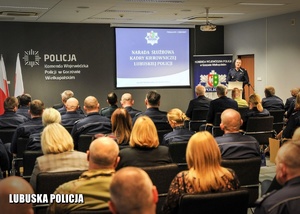 Komendant Wojewódzki przemawia na odprawie do komendantów powiatowych oraz zaproszonych gości.