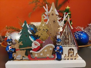 Mikołaj na saniach, bombki w kształcie policjantów. Ozdoby świateczne