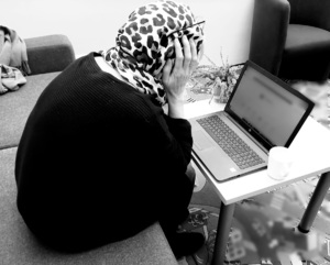 starsza kobieta przed laptopem