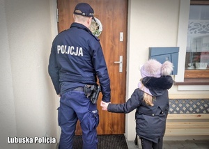 Policjant z dziewczynką przy drzwiach